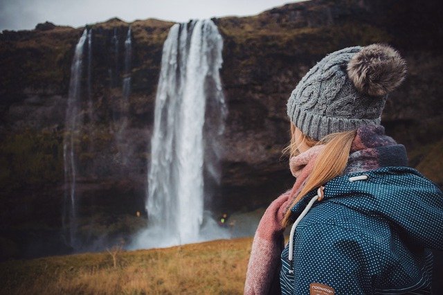 composizione fotografica di base ragazza sfondo cascata Islanda
