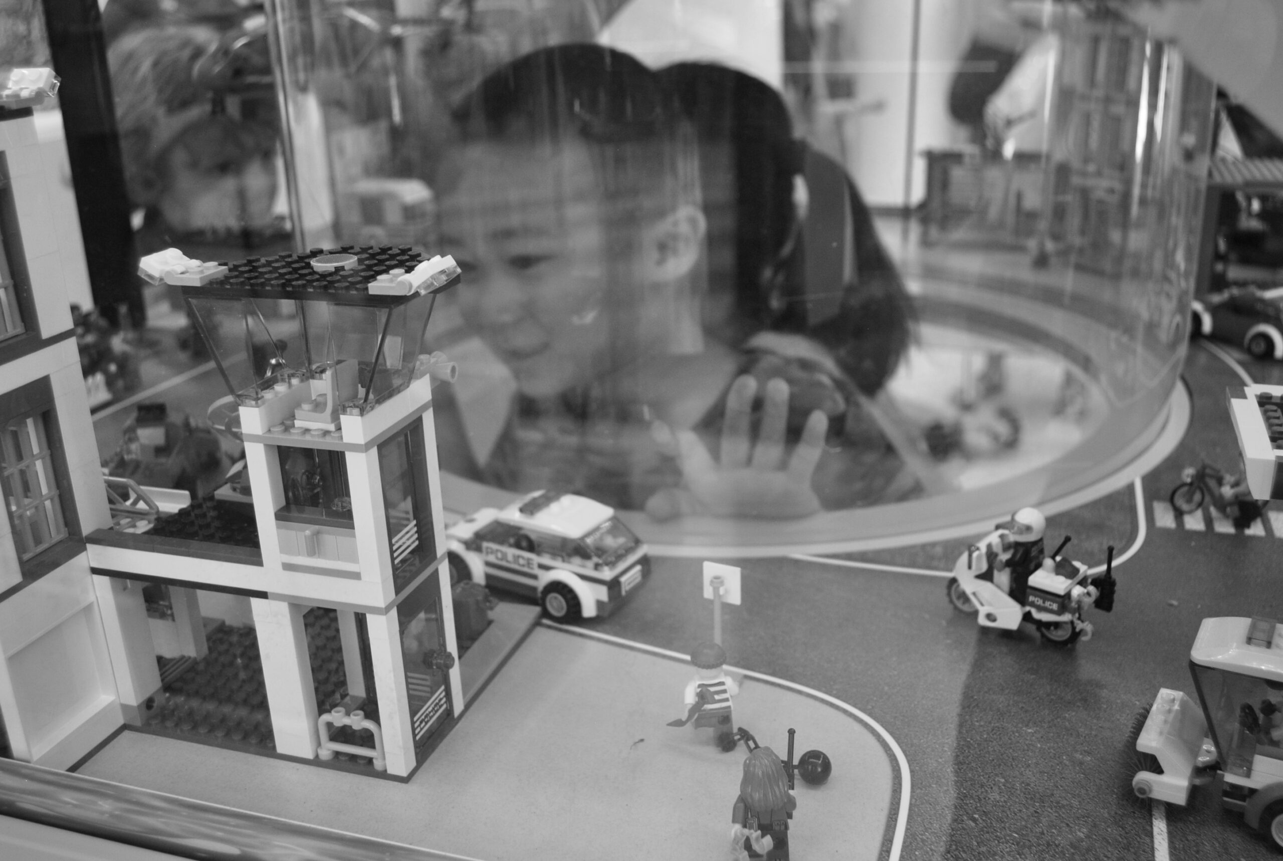 street photography bambino riflesso bianco e nero