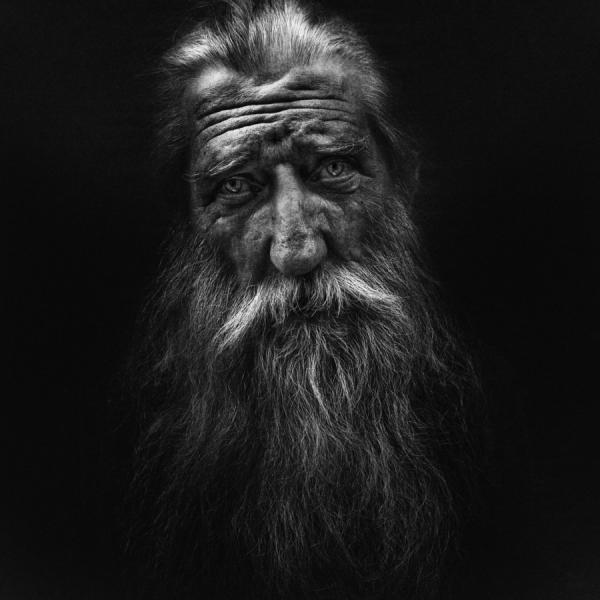 foto ritratto uomo barba bianco e nero lee jeffries