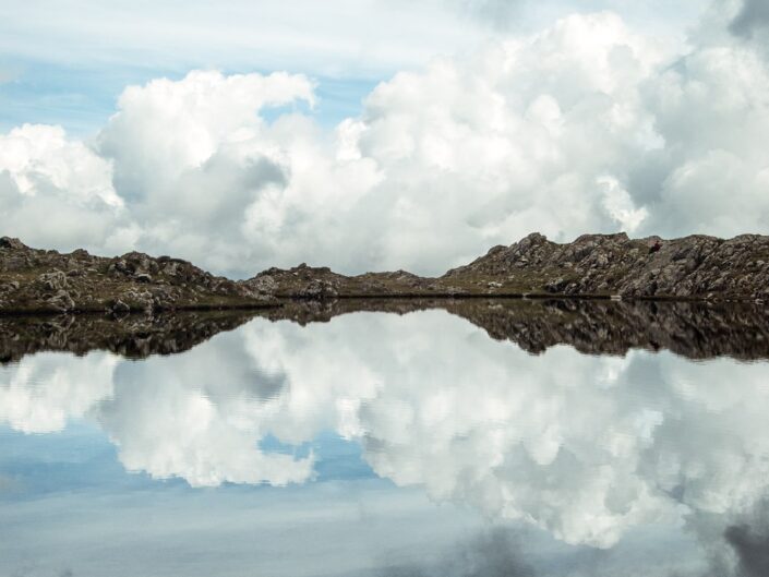 lago con nuvole riflesso a specchio- landscape photography