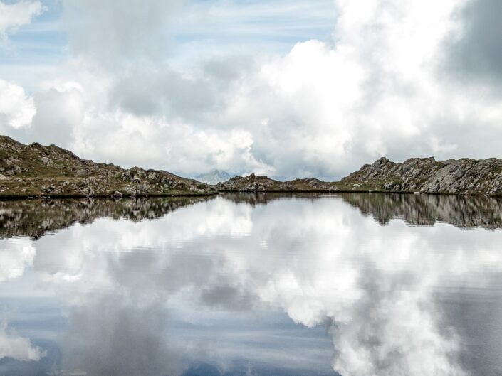 lago con nuvole riflesso a specchio- foto paesaggistica