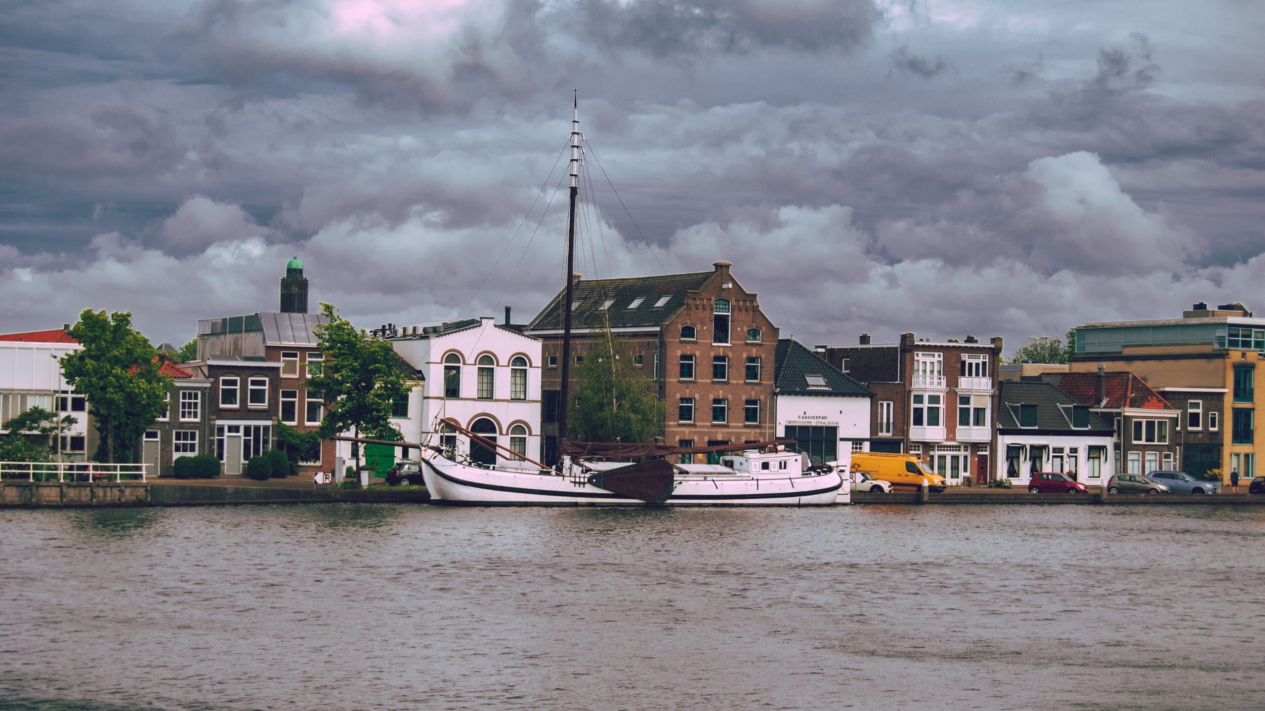 delft paesi bassi city landscape dark clouds