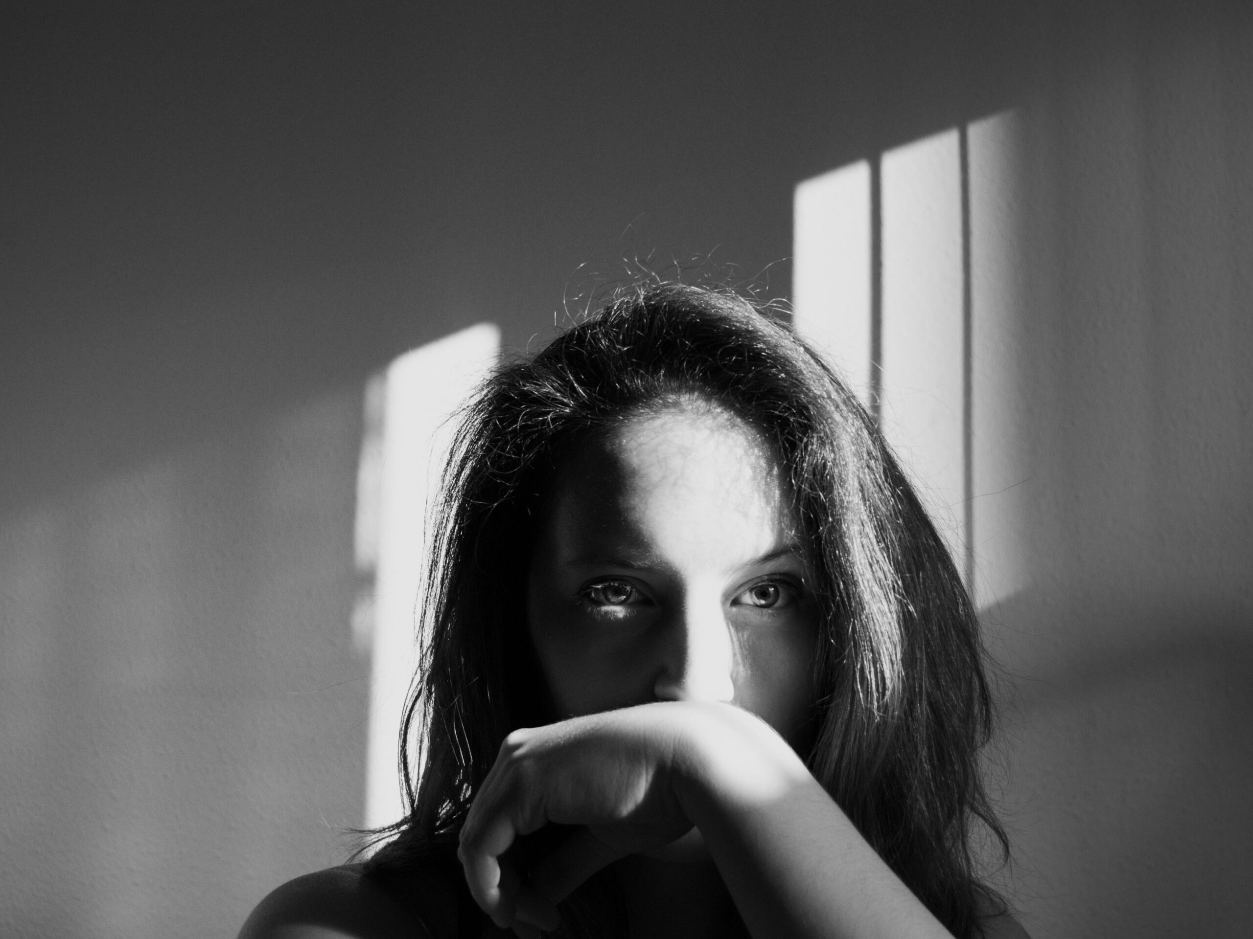 arianna-mauri-BnW Shadows- photoshoot con poca luce - girl portrait