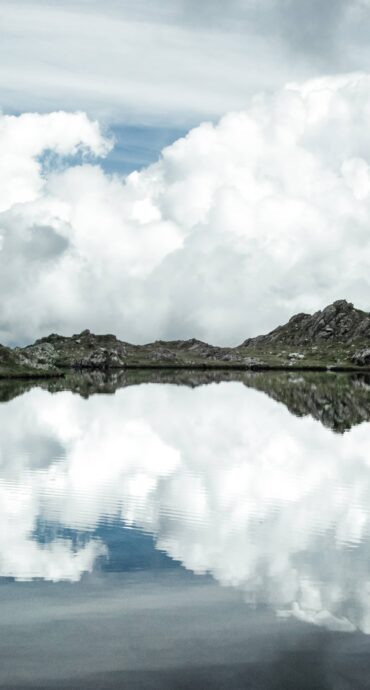 riflesso nuvole lago montagna