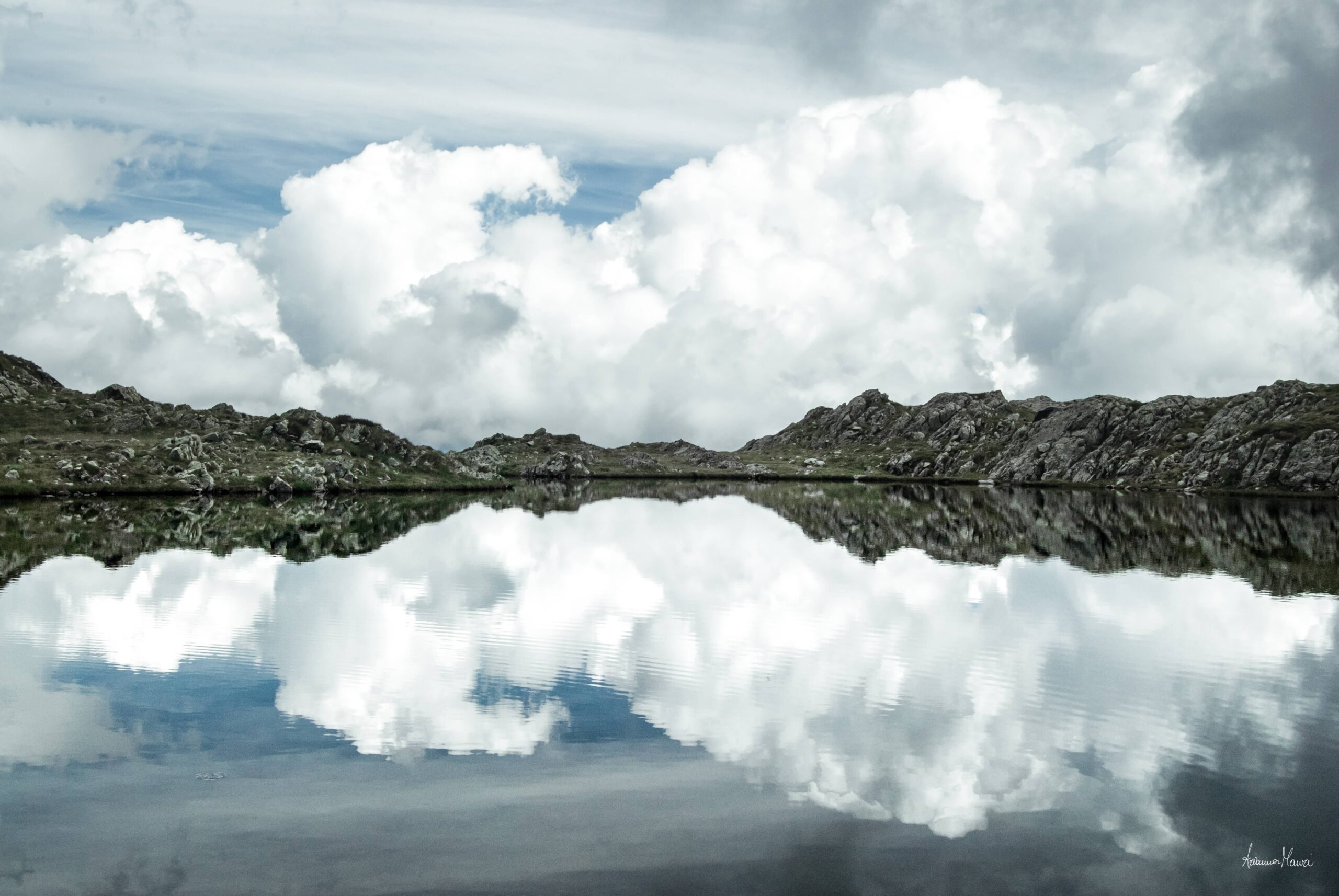 riflesso nuvole lago montagna