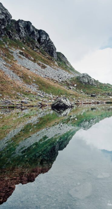 riflesso montagna nel lago